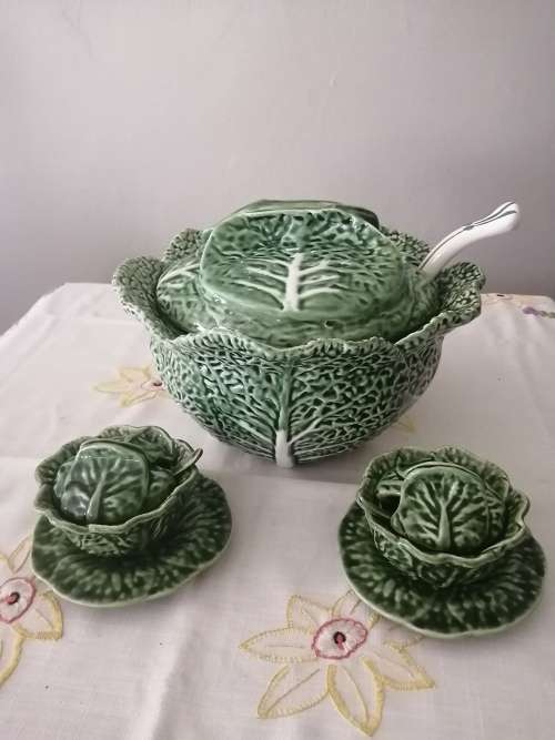 Large Caldas shaped Cabbage Leaf Bowl with Lid & ladel with 2 matching small Bowls