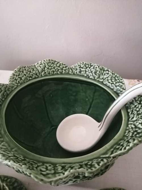 Large Caldas shaped Cabbage Leaf Bowl with Lid & ladel with 2 matching small Bowls