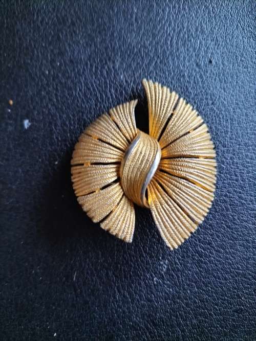 Vintage Gold tone Brooch