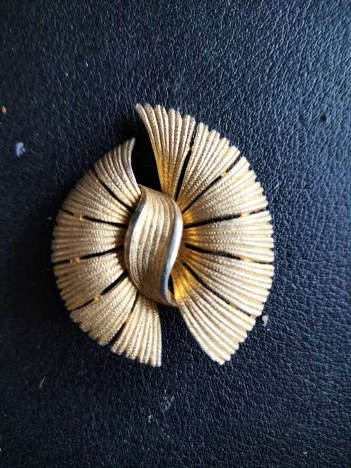 Vintage Gold tone Brooch
