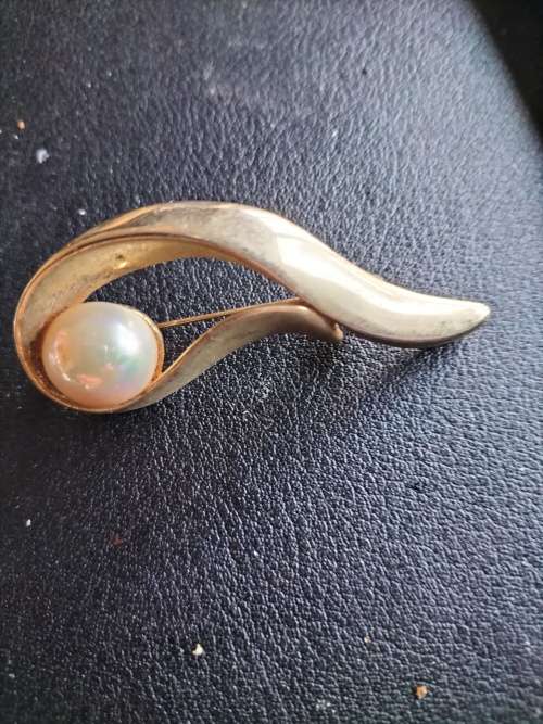 Vintage Pearl & Goldtone Brooch