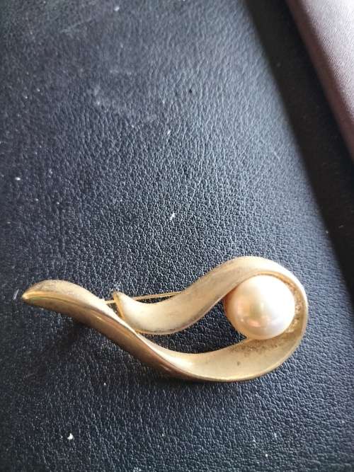 Vintage Pearl & Goldtone Brooch