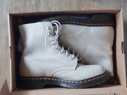 dr Martens 8 hole boots Pascal Ivory size 7 (unworn)