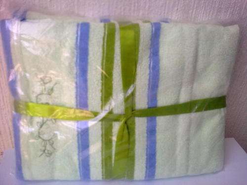 SMASHING AUCTION!!!!****** 3 PIECE EMBROIDERED SKY BLUE GUEST TOWEL GIFT SET