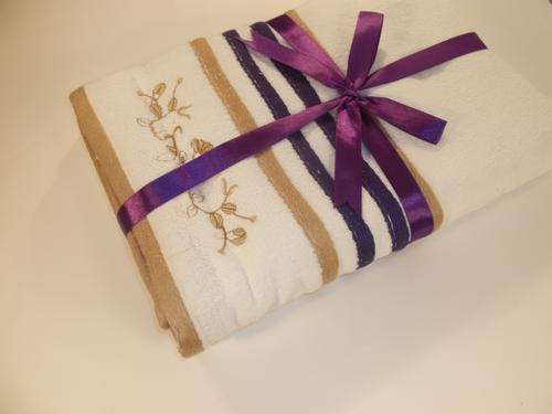 SMASHING AUCTION!!!!****** 3 PIECE EMBOIDERED WHITE & STONE GUEST TOWEL GIFT SET