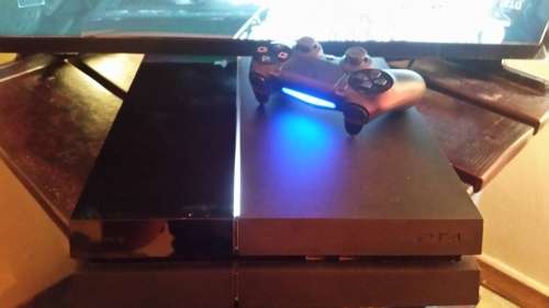 SONY PS4 CONSOLE 500GB HDD - 1 × SONY WIRELESS CONTROLLER - 1 x Call of duty Modern Warfare PS4 Game