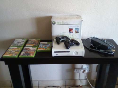 XBOX 360  CONSOLE - 20GB HDD - 1 × XBOX 360 CONTROLLERS - POWER SUPPLY - EXCELLENT