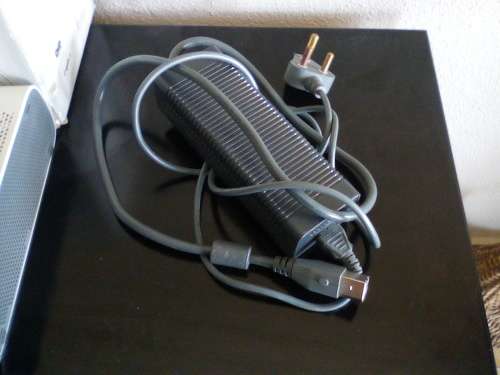 XBOX 360  CONSOLE - 20GB HDD - 1 × XBOX 360 CONTROLLERS - POWER SUPPLY - EXCELLENT