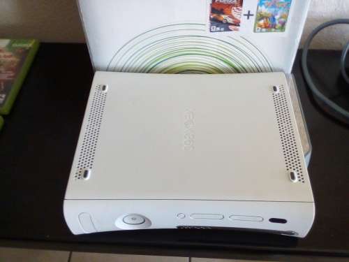 XBOX 360  CONSOLE - 20GB HDD - 1 × XBOX 360 CONTROLLERS - POWER SUPPLY - EXCELLENT