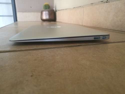 Apple Macbook Air A1370 - 11.6" - Intel Core i5-2467M - 128 SSD - 4GB RAM  - 2.3GHz - Backlit