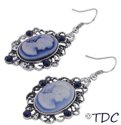 Charming Cameo Earrings **Vintage Look**