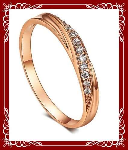 Gorgeous petite rose gold and zirconia ring Size : 7.25