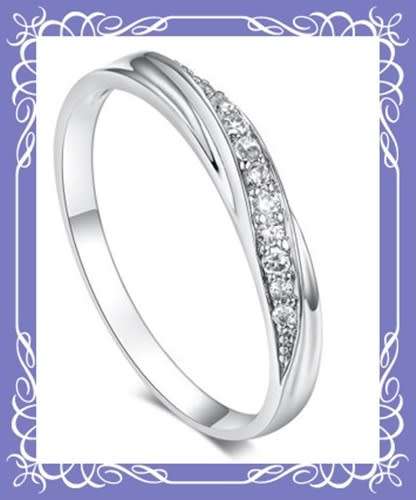 Lovely petite white gold and zirconia ring Size : 9