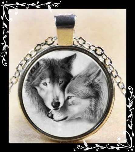Amazing wolf pendant and chain
