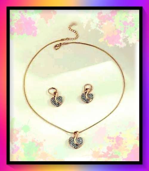 Pretty 3 piece necklace and earring set silver/gold tone