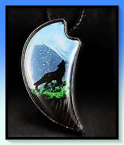 Stunning Glow In The Dark Wolf pendant