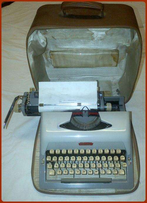 VINTAGE 1961 ROYAL ROYALUXE 425 TYPEWRITER - MADE IN HOLLAND