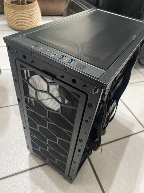 Corsair Carbide Clear 400C Gaming PC : i5 Core & Radeon RX 6600 Hellhound, 32GB RAM with a 512GB SSD