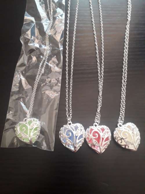 Glow in the dark necklaces ( PLEASE READ DESCRIPTION)