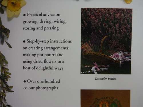 The Country Diary Book of Flowers : Drying, Pressing and Pot Pourri - Carol Petelin
