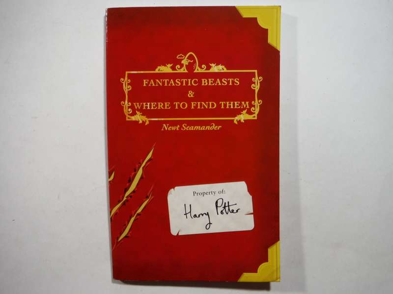Fantastic Beasts & Where to Find Them - Paperback - Newt Scamander