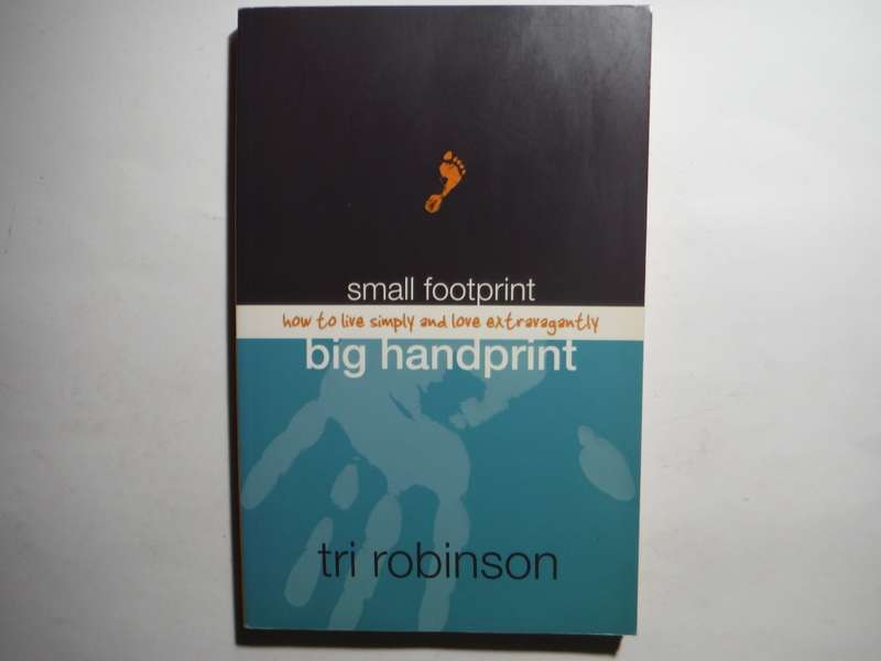 Small Footprint, Big Handprint : How to Live Simply and Love Extravagantly - Tri Robinson