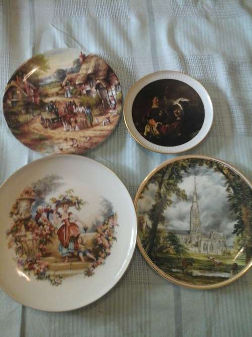 STUNNING PLATES FOR YOUR WALL