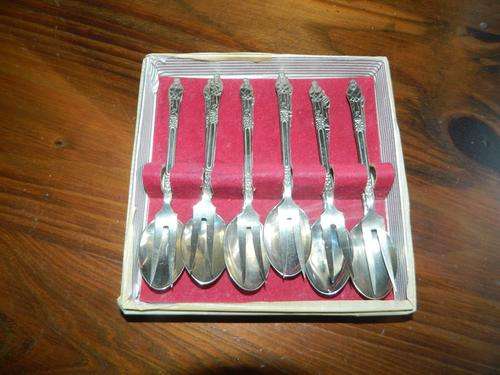 COLLECTABLE APOSTLE CAKE OR PICKLE SPOONS AND FORKS