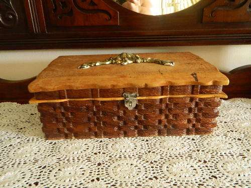 WOODEN TRINKET BOX
