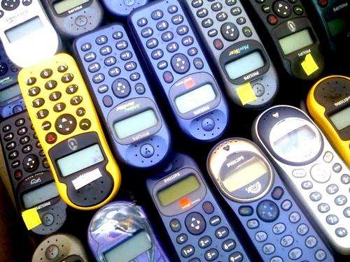 MASSIVE LOT OF PHILIPS MULTI-COLOURED CELLFONES @ R1 - NO RESERVE !!!