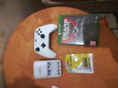 Xbox 1s Controller + Gears Of War Game + Battery Charger + Battery (BURGAIN)