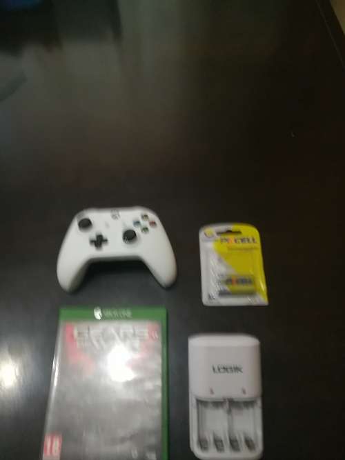 Xbox 1s Controller + Gears Of War Game + Battery Charger + Battery (BURGAIN)
