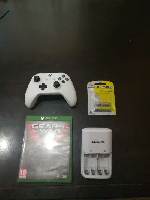 Xbox 1s Controller + Gears Of War Game + Battery Charger + Battery (BURGAIN)