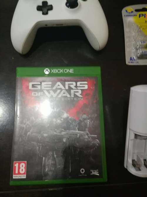 Xbox 1s Controller + Gears Of War Game + Battery Charger + Battery (BURGAIN)