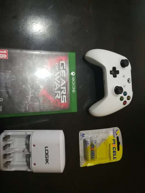 Xbox 1s Controller + Gears Of War Game + Battery Charger + Battery (BURGAIN)