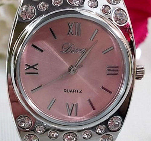 ELEGANT SILVER DIVA  QUARTZ  BANGLE