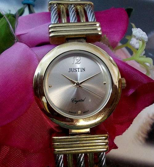 --***LADIES/MEN ** Excellent analog gold watch ! Swiss Movement ***
