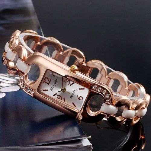 --***LADIES **ELEGANT FASHION **GOLD QUARTZ DRESS WATCH**