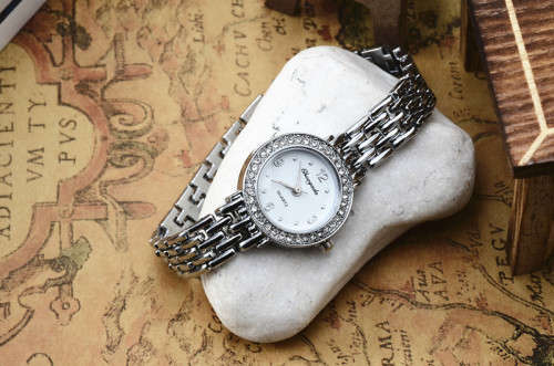 --***LADIES **Elegant New Women SILVER Steel Strap Fashion Quartz Watch