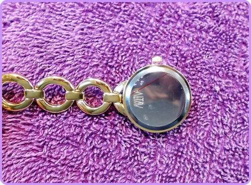 -**Nurse *Altav Gold Crystal Encrusted Watch**