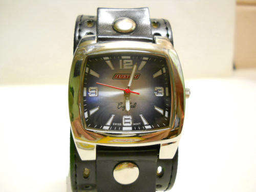 JUSTIN MENS  CORSERVATIVE CLASSIC DESIGN WATCH---LEATHER STRAP---BLACK