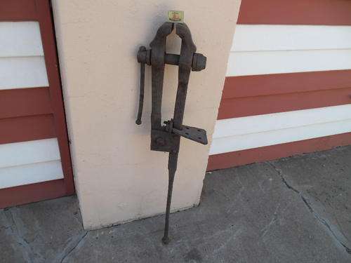 original very large and heavy old black smith vice