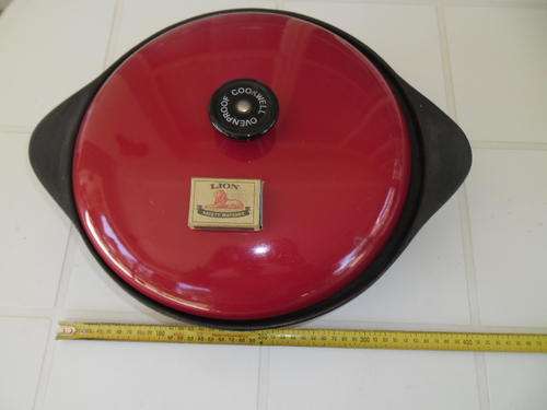 vintage very large heavy ovenproof cookwell cast iron pot