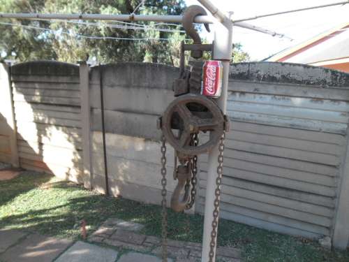 Rare Old metal Morris chain block very stunning for decor weighs about 26kg collection only