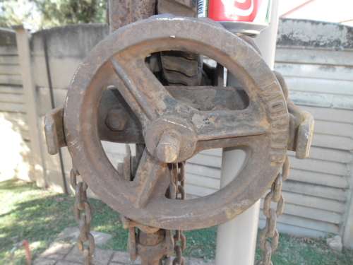 Rare Old metal Morris chain block very stunning for decor weighs about 26kg collection only