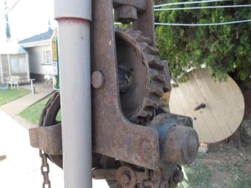 Rare Old metal Morris chain block very stunning for decor weighs about 26kg collection only