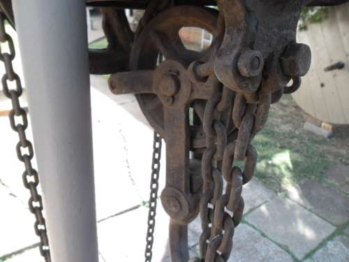 Rare Old metal Morris chain block very stunning for decor weighs about 26kg collection only