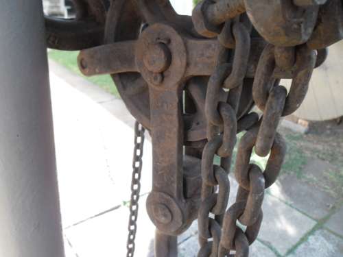 Rare Old metal Morris chain block very stunning for decor weighs about 26kg collection only