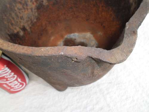 Antique large 3 footed cast iron no 8 smelting pot weighs 6,5kg add to order Postnet is R190