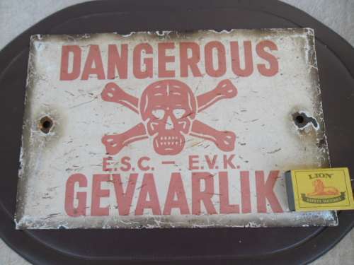 100% Original old DANGEROUS GEVAARLIK enamel sign size 305mm x 205mm postnet R99